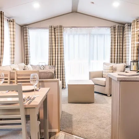 Yew Tree With Hot Tub Lodge