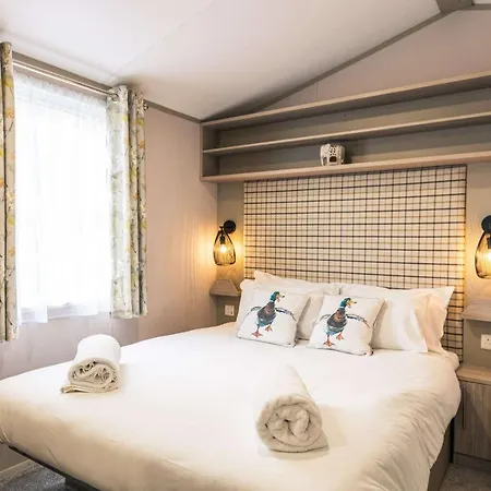Yew Tree With Hot Tub Lodge York